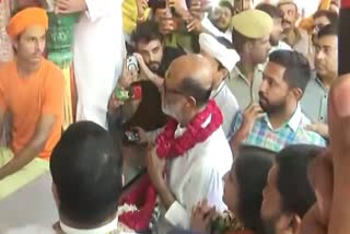 Rajinikanth visits Hanuman Garhi t