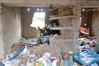 बेगूसराय में हत्या आरोपियों के घर तोड़फोड़