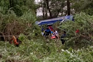 Bus fell into gorge Uttarakhand  സ്വകാര്യ ബസ് മറിഞ്ഞ് അപകടം  ഉത്തരാഖണ്ഡില്‍ സ്വകാര്യ ബസ് മറിഞ്ഞ് അപകടം  ഉത്തരാഖണ്ഡിലെ ഗംഗ്‌നാനിക്ക് സമീപം അപകടം