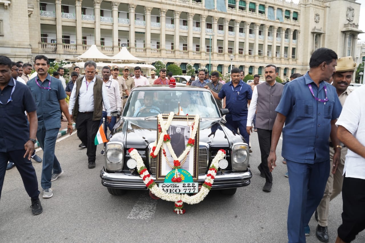 CM Siddaramaiah rides in Devaraj Urs car at Vidhanasoudha