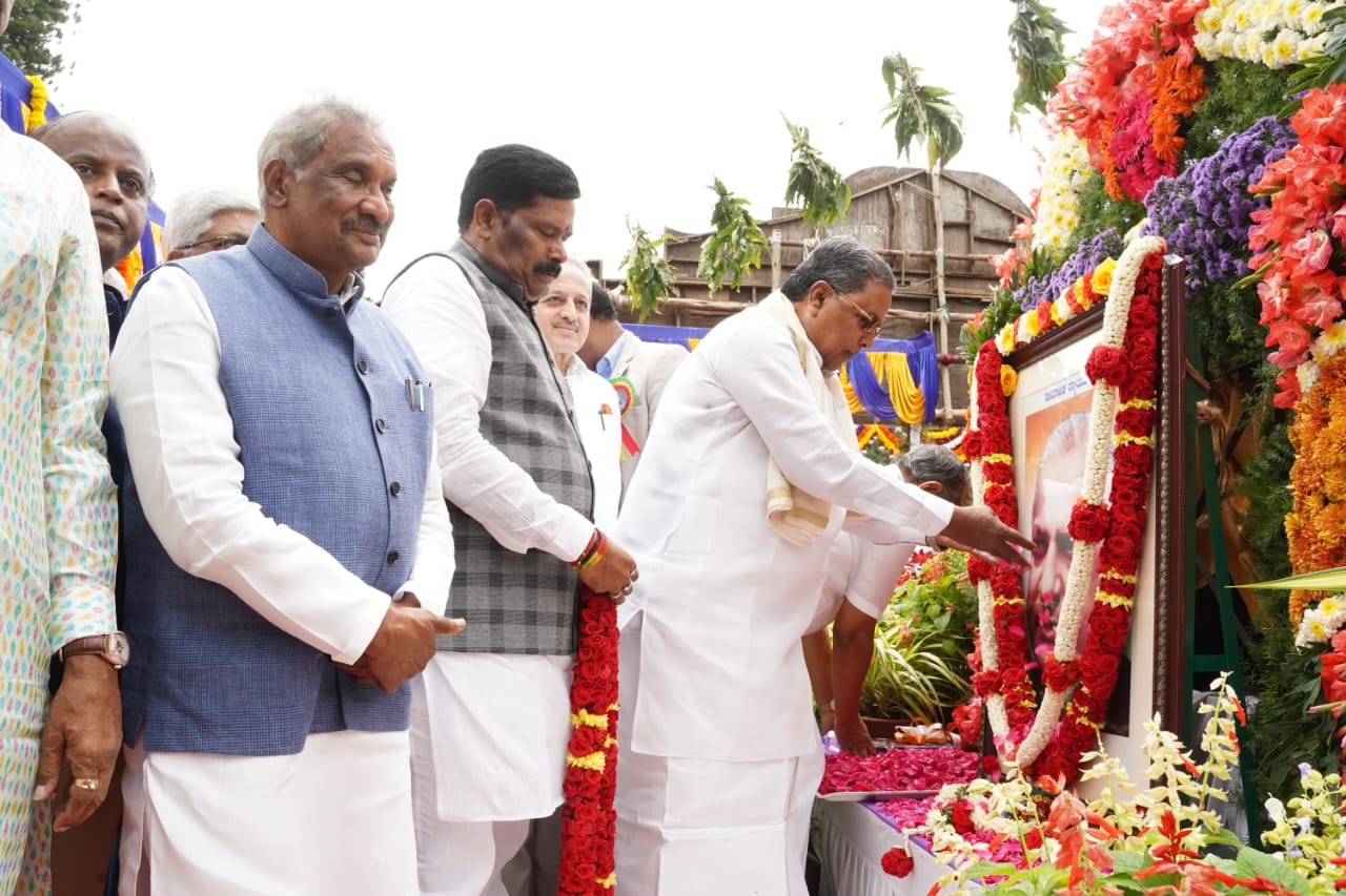 CM Siddaramaiah rides in Devaraj Urs car at Vidhanasoudha