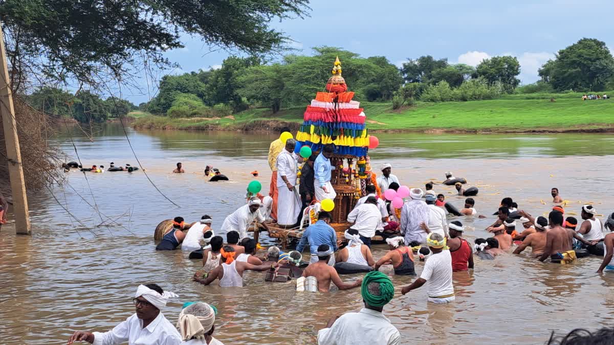 ತುಂಬಿದ ನದಿಯಲ್ಲಿ ಸಿದ್ಧಾರೂಢ ಮತ್ತು ಮಲ್ಲಿಕಾರ್ಜುನಸ್ವಾಮಿಗೆ ತೆಪ್ಪೋತ್ಸವ