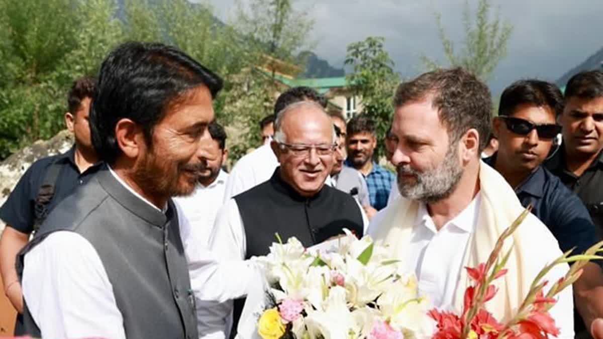 Congress leader Rahul Gandhi being welcomed by former Jammu and Kashmir party president Ghulam Ahmad Mir during his visit to Kashmir