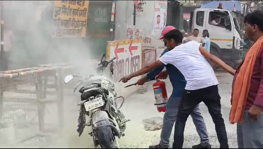 Bike caught fire in Ranchi