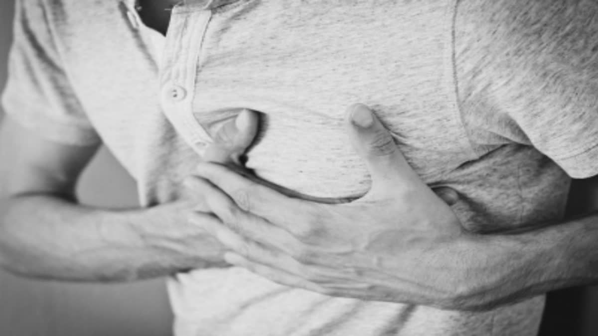 Men who receive low salary and stressful jobs are at higher risk of heart attack