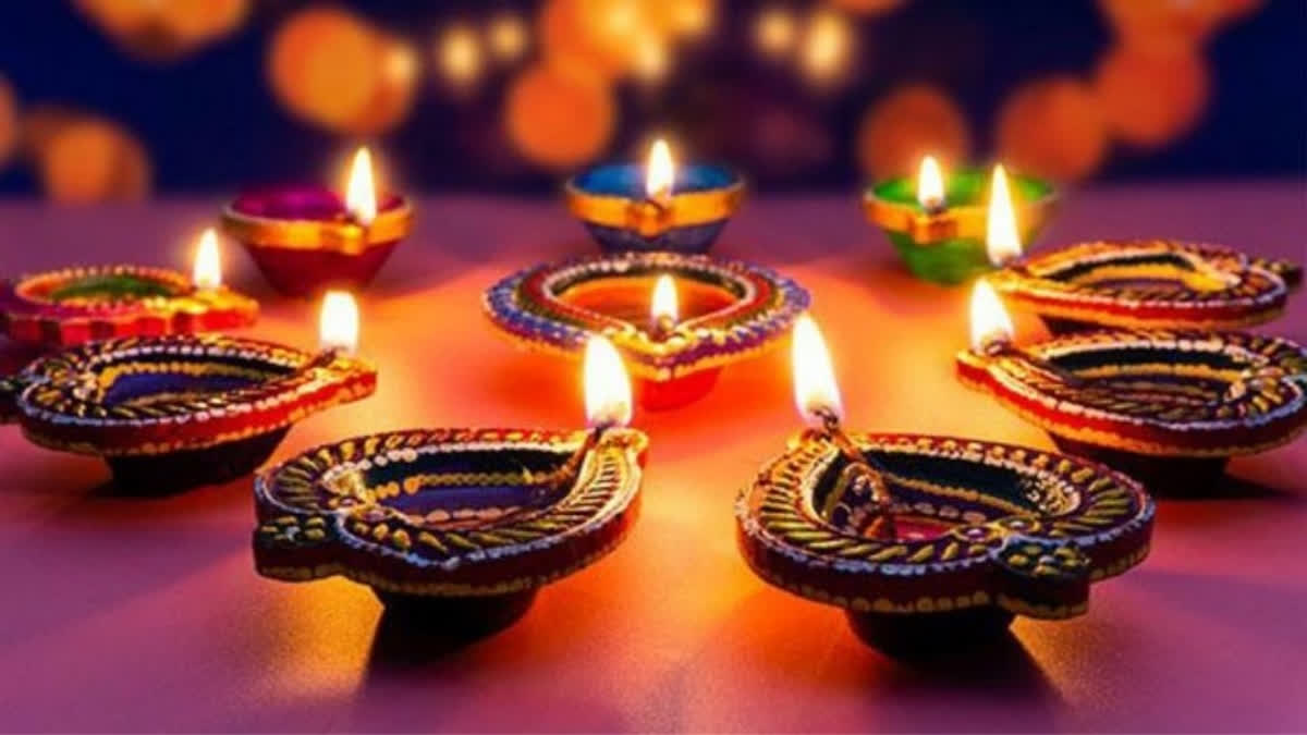 Inmates of Agra district jail are busy making eco-friendly lamps that will brightly illuminate the birthplace of Lord Shri Ram in Ayodhya on the occasion of Deepawali. At least 50 thousand traditional lamps (diyas) made from cow dung will be transported to Ayodhya on the occasion of the Diwali festival.