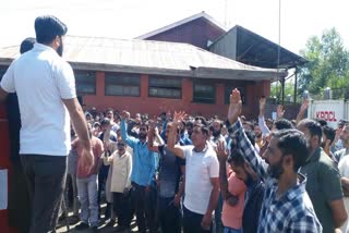 پلوامہ ضلع کے محکمہ بجلی کے ملازمین کا احتجاج جاری
