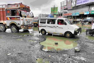 Roads in Dilapidated Condition : ડીસા આખોલ સર્કલ પર ખાડા રાજથી લોકો ત્રાહિમામ, તંત્રે આપ્યું સમસ્યાનું કારણ