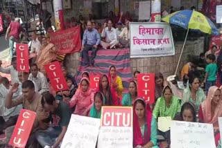 CITU leaders protested at Gandhi Chowk Hamirpur
