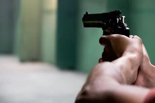 വെടിവയ്‌പ്പ്  youth fires gunshots arrested In Kolkata  youth fires gunshots Over Neighbor clash  youth fires gunshot  Kolkata gun fire  തർക്കത്തിനിടെ വെടിവയ്‌പ്പ്  ഗാർഹിക മാലിന്യ നിർമാർജനത്തെച്ചൊല്ലിയുണ്ടായ തർക്കം  പശ്ചിമ ബംഗാളിൽ യുവാവ് വെടിവച്ചു