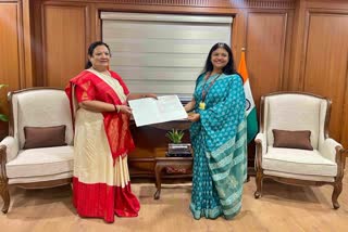 Minister Darshana Zardosh distributed the award to Manager Shilpi Agarwal,