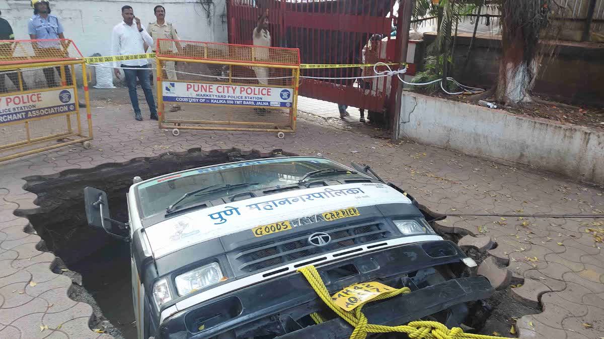 Pune Truck Collapsed