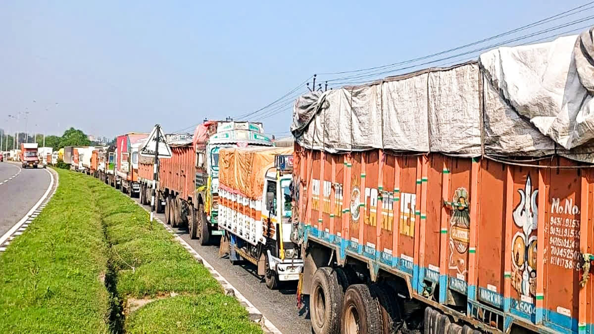 No Movement On WB-Jharkhand Border, Hundreds Of Trucks Standing In Purulia