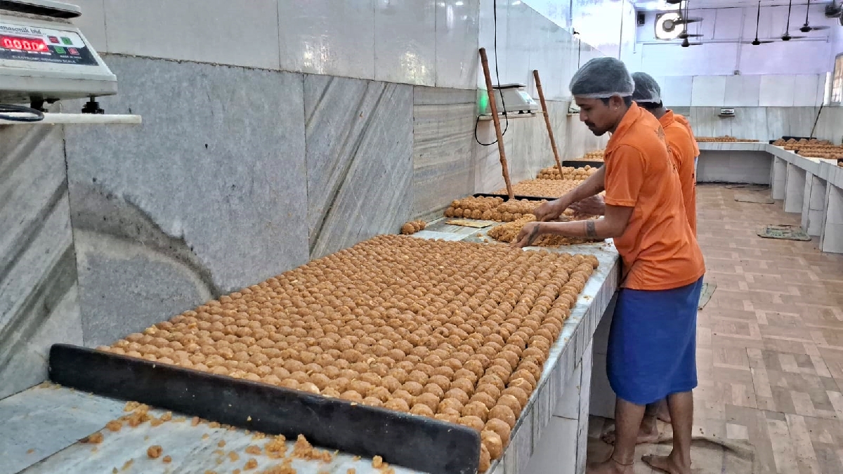 महावीर मंदिर में तैयार करते नैवेद्यम