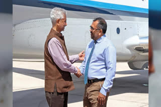 S Jaishankar being received by Maldives Foreign Minister Moosa Zameer