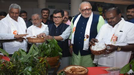 ರೇಷ್ಮೆ ಪರಿಶೀಲಿಸುತ್ತಿರುವ ಕೇಂದ್ರ ಸಚಿವರು