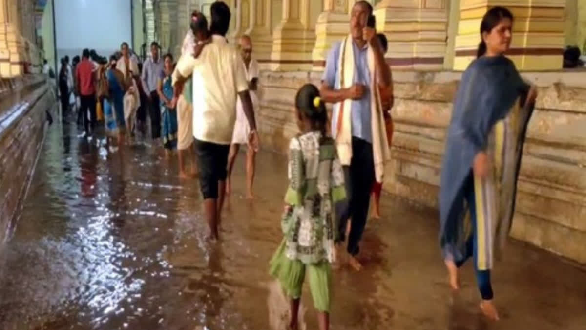 Rainwater enters Ramanathaswamy temple  Ramanathaswamy temple in Rameswaram  Rameswaram temple rainwater  Tamil Nadu news temple water  ರಾಮನಾಥಸ್ವಾಮಿ ದೇಗುಲಕ್ಕೆ ನುಗ್ಗಿದ ಮಳೆ ನೀರು  ಬೇಸರ ವ್ಯಕ್ತಪಡಿಸಿದ ಭಕ್ತರು  ರಾಮೇಶ್ವರಂನಲ್ಲಿ ಗುಡುಗು ಸಹಿತ ಭಾರಿ ಮಳೆ  ದೇಗುಲದೊಳಗೆ ಮಳೆ ನೀರಿನಲ್ಲೇ ಭಕ್ತರು  23ರವರೆಗೆ ತಮಿಳುನಾಡಿನಲ್ಲಿ ಮಳೆ  ಮಳೆಯಿಂದಾಗಿ ಕೆಲವು ತಗ್ಗು ಪ್ರದೇಶಗಳಲ್ಲಿ ಜಲಾವೃತ