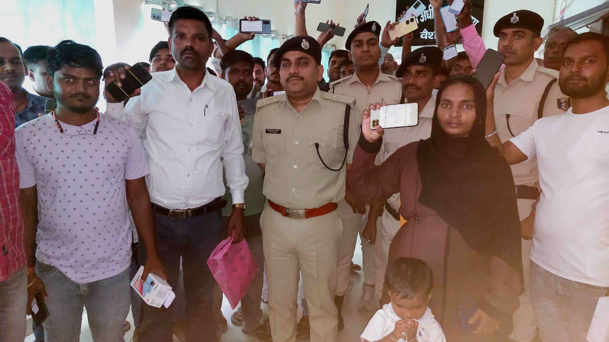 VAISHALI POLICE RETURNED LOST MOBILE OF 61 PEOPLE