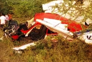 Aircraft Crashes  Training Aircraft Crashes  Training aircraft  pilot injured in Aircraft Crashes  പറക്കലിനിടെ പരിശീലന വിമാനം തകര്‍ന്നു വീണു  വിമാനം തകര്‍ന്നു വീണു  വിമാനം തകര്‍ന്നു  പൈലറ്റ്  മഹാരാഷ്‌ട്രയിലെ പൂനെ  സ്വകാര്യ ഏവിയേഷന്‍ അക്കാദമി