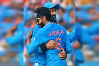 Virat Kohli apologizes to Ravindra Jadeja  ICC Cricket World Cup 2023  stealing Player Of The Match award  India vs Bangladesh 17th Match  Maharashtra Cricket Association Stadium Pune  ಗೆಲುವಿನ ಬಳಿಕ ಜಡ್ಡುಗೆ ಕ್ಷಮೆಯಾಚಿಸಿದ ಕೊಹ್ಲಿ  ಭಾರತ vs ಬಾಂಗ್ಲಾದೇಶ ಪಂದ್ಯ  ವಿರಾಟ್ ಕೊಹ್ಲಿ ರವೀಂದ್ರ ಜಡೇಜಾಗೆ ಕ್ಷಮೆ  ವಿರಾಟ್​ ಸಾರಿ ಹೇಳುವಂತಹ ತಪ್ಪು  ಬಾಂಗ್ಲಾದೇಶದ ವಿರುದ್ಧ ಅಜೇಯ ಶತಕ  ಭಾರತಕ್ಕೆ ಮತ್ತೊಂದು ಸುಲಭ ಗೆಲುವು  ಸ್ಟಾರ್ ಬ್ಯಾಟ್ಸ್‌ಮನ್ ವಿರಾಟ್ ಕೊಹ್ಲಿ