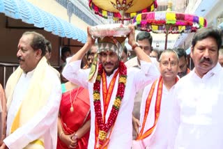 CM_Jagan_Presented_Silkclothes_to_Kanakadurga