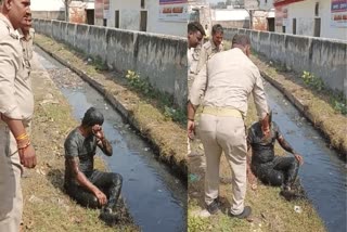 कोतवाली के बाहर युवक ने लगाई आग