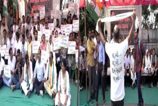 Surat Congress Protest : સુરતમાં કોંગ્રેસ દ્વારા જ્ઞાન સહાયક યોજનાનો વિરોધ, સૂત્રોચ્ચાર અને ધરણાંથી ગગન ગજવ્યું