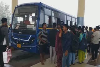 Bus strike: ବଲାଙ୍ଗୀରରେ ବି ହନ୍ତସନ୍ତ ହେଲେ ଯାତ୍ରୀ