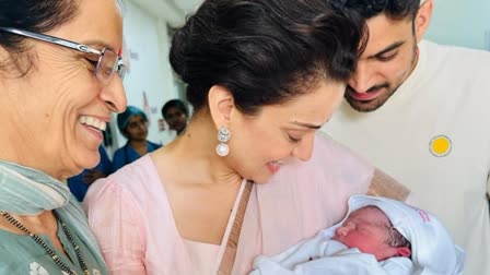 Kangana Ranaut  Kangana Ranaut Holding Her Nephew  കങ്കണ റണാവത്ത്  ബോളിവുഡ് താരം കങ്കണ റണാവത്ത്  Bollywood star Kangana Ranaut  Kangana Ranaut gets emotional  Kangana Ranaut gets emotional holding her nephew  കുഞ്ഞിനെ കൈകളിലേദി ബോളിവുഡ് താരം കങ്കണ  റണാവത്ത് കുടുംബം  Ranaut family