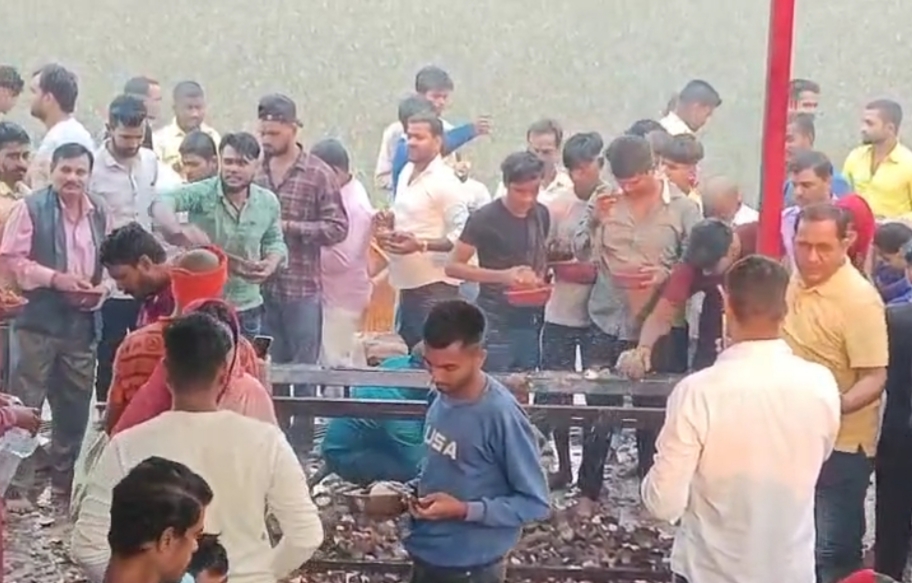 तरकुलहा देवी मंदिर में नवरात्रि में उमड़ती है भक्तों की भीड़