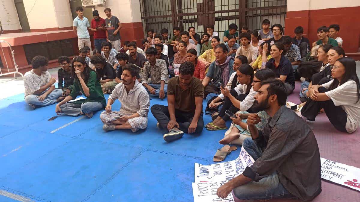 Delhi Police Detain AISA Members Protesting Outside Ladakh Bhawan In Sonam Wangchuk's Support