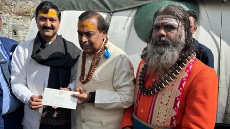 Mukesh Ambani handing over the donation to a temple official