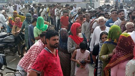 Women lined up to buy fertilizer