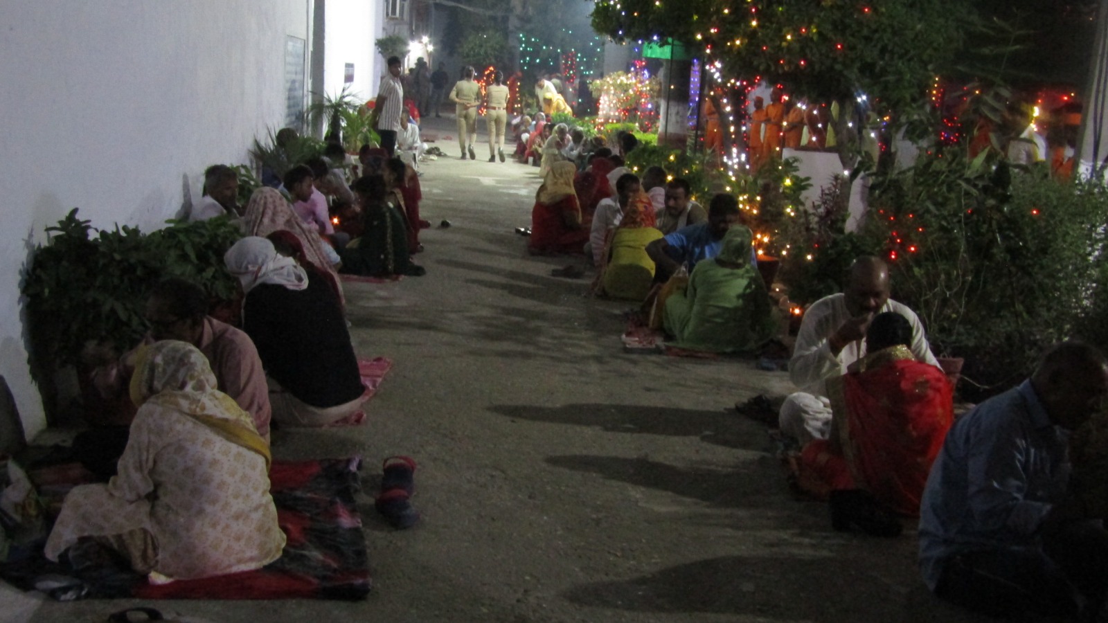 जिला कारागार गाजियाबाद में 67 बंदी सुहागन महिलाओं ने करवा चौथ का व्रत धूमधाम के साथ मनाया.