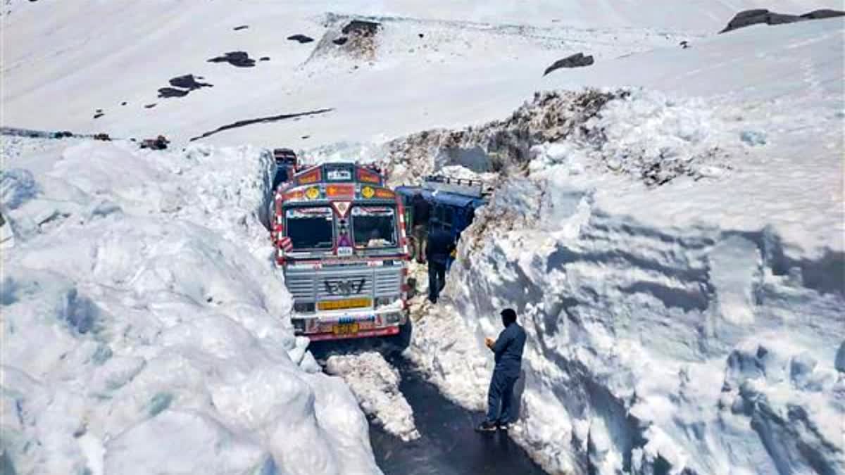 Manali Leh Road Closed for Tourist Vehicles