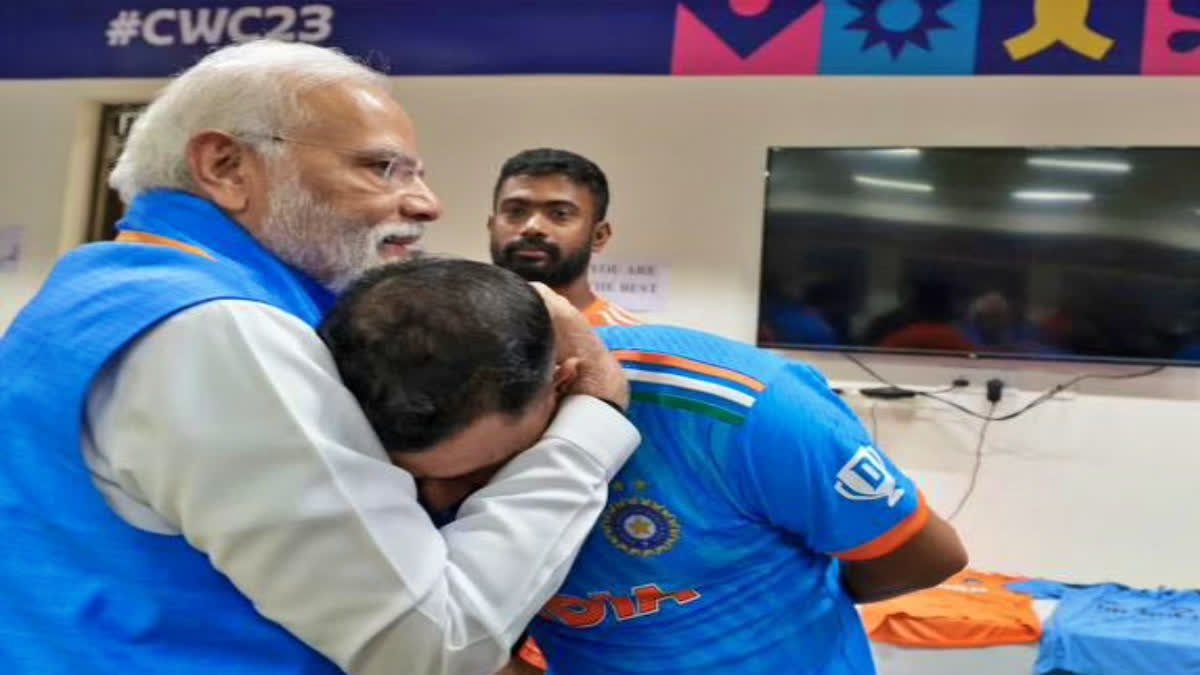 PM Modi in dressing room after World Cup loss  shamis heartbreaking picture with pm modi  mohammed shami pm modi  cricket world cup 2023  world cup 2023  cricket world cup 2023 final  world cup 2023 final  ravindra jadeja  narendra modi indian team  മുഹമ്മദ് ഷമി  പ്രധാനമന്ത്രി നരേന്ദ്ര മോദി  മുഹമ്മദ് ഷമി പ്രധാനമന്ത്രി മോദി  ക്രിക്കറ്റ് ലോകകപ്പ് 2023  ഏകദിന ക്രിക്കറ്റ് ലോകകപ്പ് 2023  ഏകദിന ക്രിക്കറ്റ് ലോകകപ്പ് 2023 ഫൈനല്‍  ക്രിക്കറ്റ് ലോകകപ്പ് 2023 ഫൈനല്‍  ഇന്ത്യ ഓസ്‌ട്രേലിയ