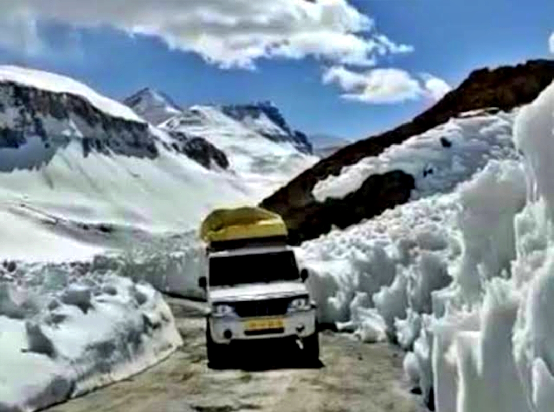 Manali Leh Road Closed for Tourist Vehicles