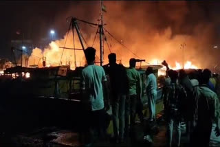 huge fire accident in Visakhapatnam fishing harbor  Visakhapatnam fishing harbor  fire breaks out from Visakhapatnam fishing harbor  Visakhapatnam fishing harbor  വിശാഖപട്ടണം തുറമുഖത്ത് വന്‍ തീപിടിത്തം  വിശാഖപട്ടണം മത്സ്യബന്ധന തുറമുഖം  മത്സ്യബന്ധന ബോട്ടുകള്‍ കത്തിനശിച്ചു