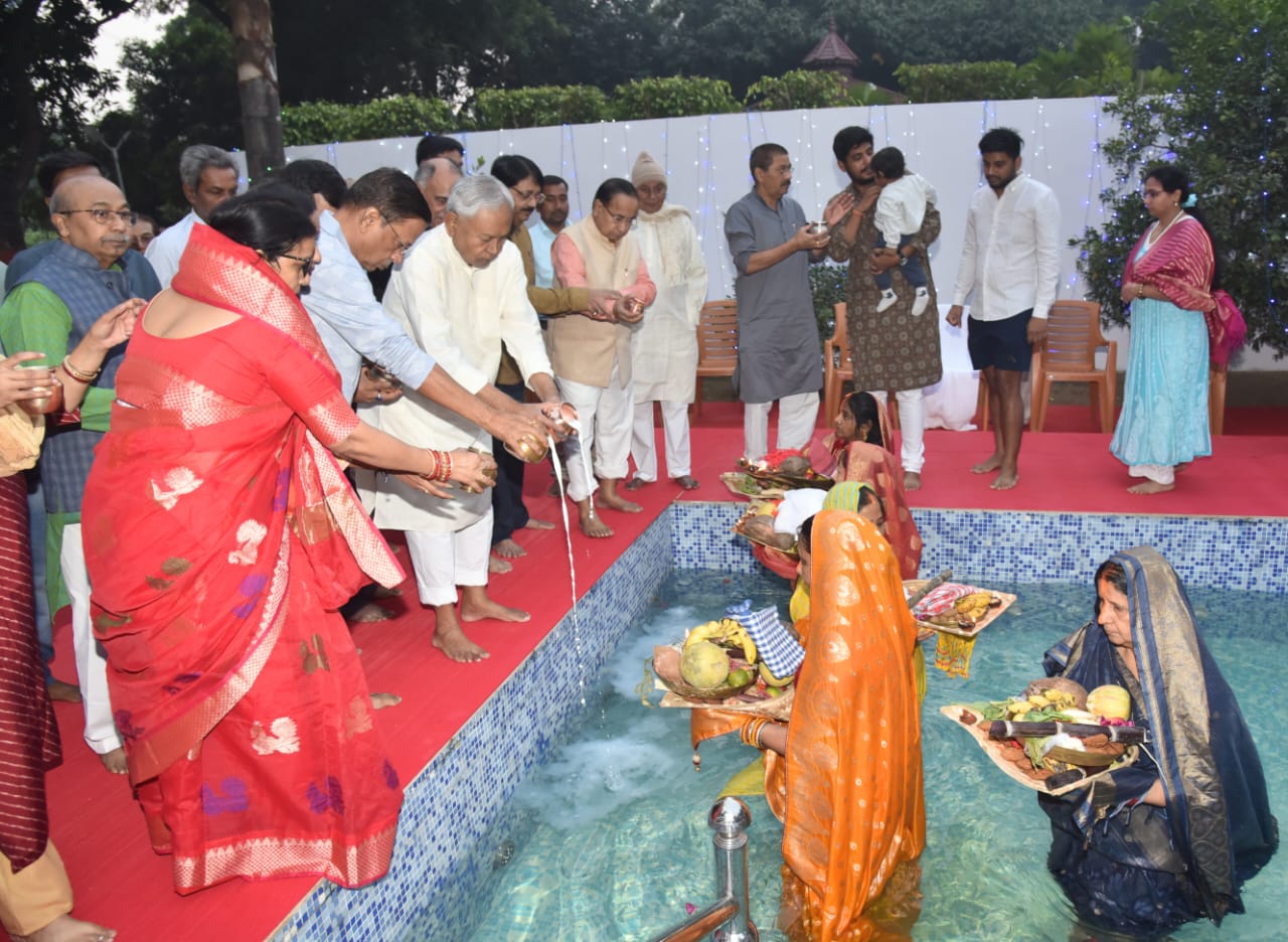 मुख्यमंत्री नीतीश कुमार ने दिया सुबह का अर्घ्य