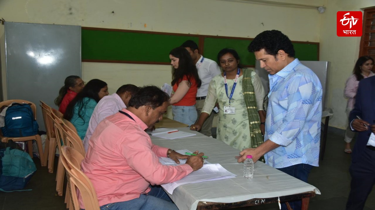 Sachin Tendulkar Cast Vote in Mumbai