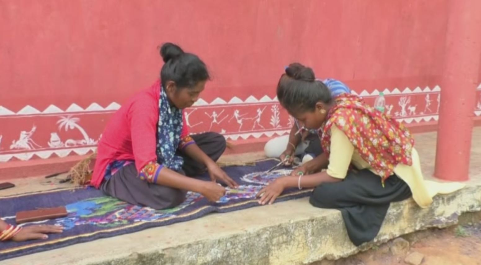 TRIBAL WOMEN WEAVE TIBETAN CARPETS