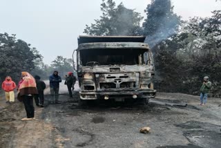 naxalites-set-fire-to-five-hiva-trucks-in-latehar