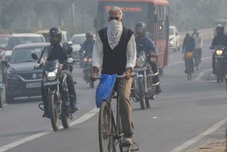 Commuters move through smog on a cold winter morning, in New Delhi, Wednesday, Nov. 20, 2024. Delhi witnessed yet another dawn with a blanket of toxic air on Wednesday, as the capital recorded an Air Quality Index (AQI) of 426 in the "severe" category, which followed the coldest night of the season in the city so far.