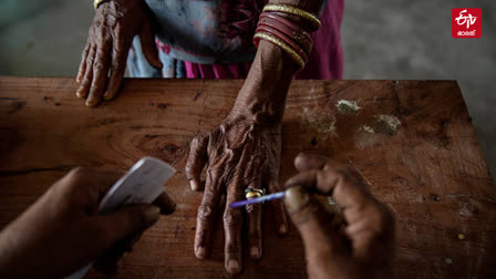 MAHARASHTRA ELECTION 2024  93 YR OLD WOMAN CAST VOTE  മഹാരാഷ്‌ട്ര തെരഞ്ഞെടുപ്പ്  EMERGENCY 1975