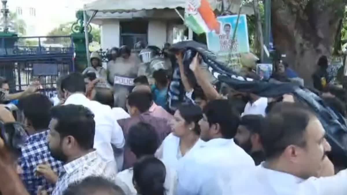 police and Youth Congress activists clash