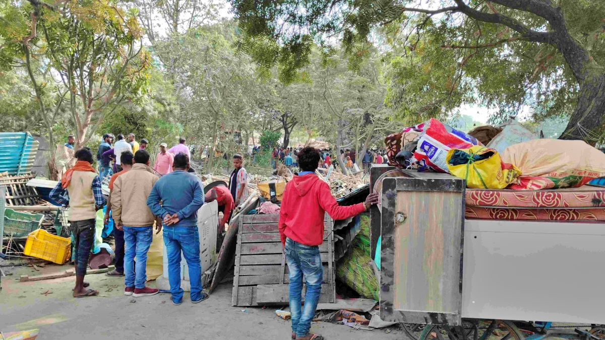 बगहा अनुमंडल कार्यालय परिसर से हटाया गया अवैध अतिक्रमण