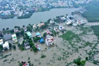 rescue operations continues  chennai rain  military for rescue operations  10 death  train stranded  thirunelveli thoothukkudi hardest imapct of flood  stalin asked for centre help  tamraparini river  തമിഴ്നാട് പ്രളയം  കായില്‍പ്പട്ടണത്താണ് ഏറ്റവും കൂടുതല്‍ മഴ  ndrf sdrf for relief