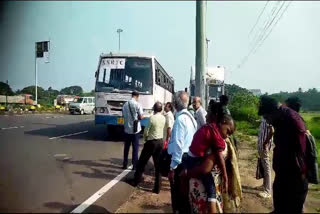 fastag money  KSRTC bus stopped Paliyekkara Toll  കെഎസ്ആർടിസി  KSRTC  ഫാസ്‌ ടാഗിൽ പണമില്ല  കെഎസ്ആർടിസി ബസ് പാലിയേക്കര ടോളിൽ തടഞ്ഞിട്ടു  Thrissur Paliyekkara Toll Plaza  KSRTC bus without fastag money  ബസ് ജീവനക്കാർക്കെതിരെ യാത്രക്കാർ  Passengers in trouble in ksrtc  KSRTC bus stopped due to fastag money