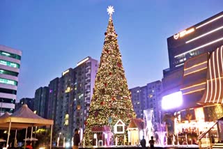 100 Foot Tall Christmas Tree in Bengaluru  Bengaluru Christmas Tree  പടുകൂറ്റൻ ക്രിസ്‌മസ്‌ ട്രീ  ഇന്ത്യയിലെ ഏറ്റവും വലിയ ക്രിസ്‌മസ്‌ ട്രീ  Indias tallest Christmas tree  Phoenix Mall Christmas tree  Phoenix Mall of Asia  ഫീനിക്‌സ് മാൾ ക്രിസ്‌മസ്‌ ട്രീ