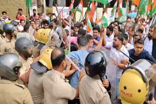 Police Compromised With Youth Congress Workers  പൊലീസും യൂത്ത് കോൺഗ്രസും തമ്മിൽ ധാരണ  Youth Congress Secretariat march  യൂത്ത് കോൺഗ്രസ് സെക്രട്ടേറിയറ്റ് മാർച്ച്  കോൺഗ്രസ് പ്രതിഷേധം  congress protest in kerala  youth congress protest
